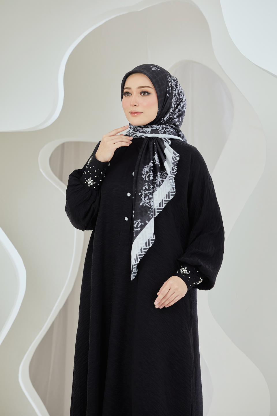 Bouquet Elegance Scarf in Cotton Voile - Black