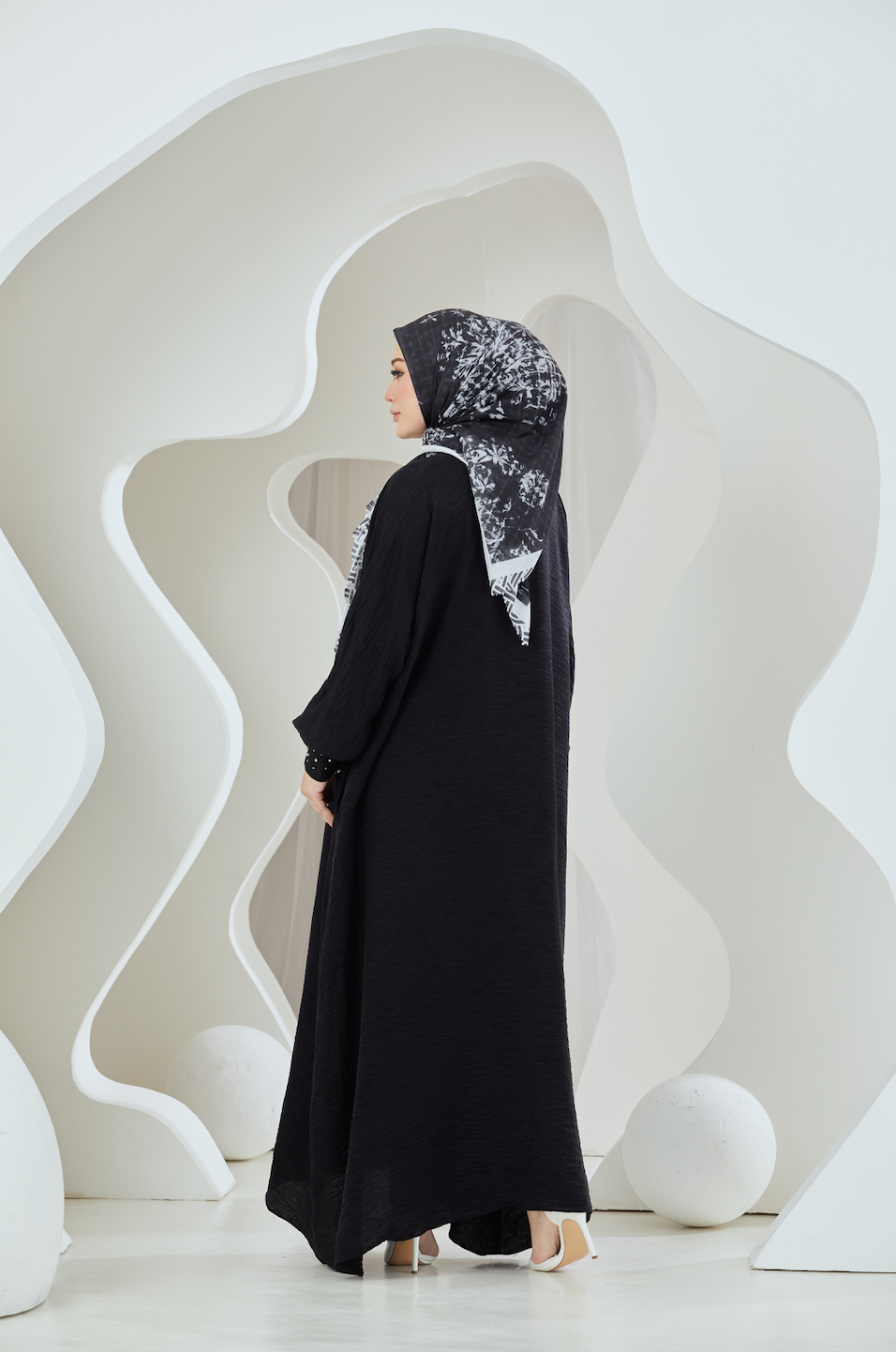Bouquet Elegance Scarf in Cotton Voile - Black