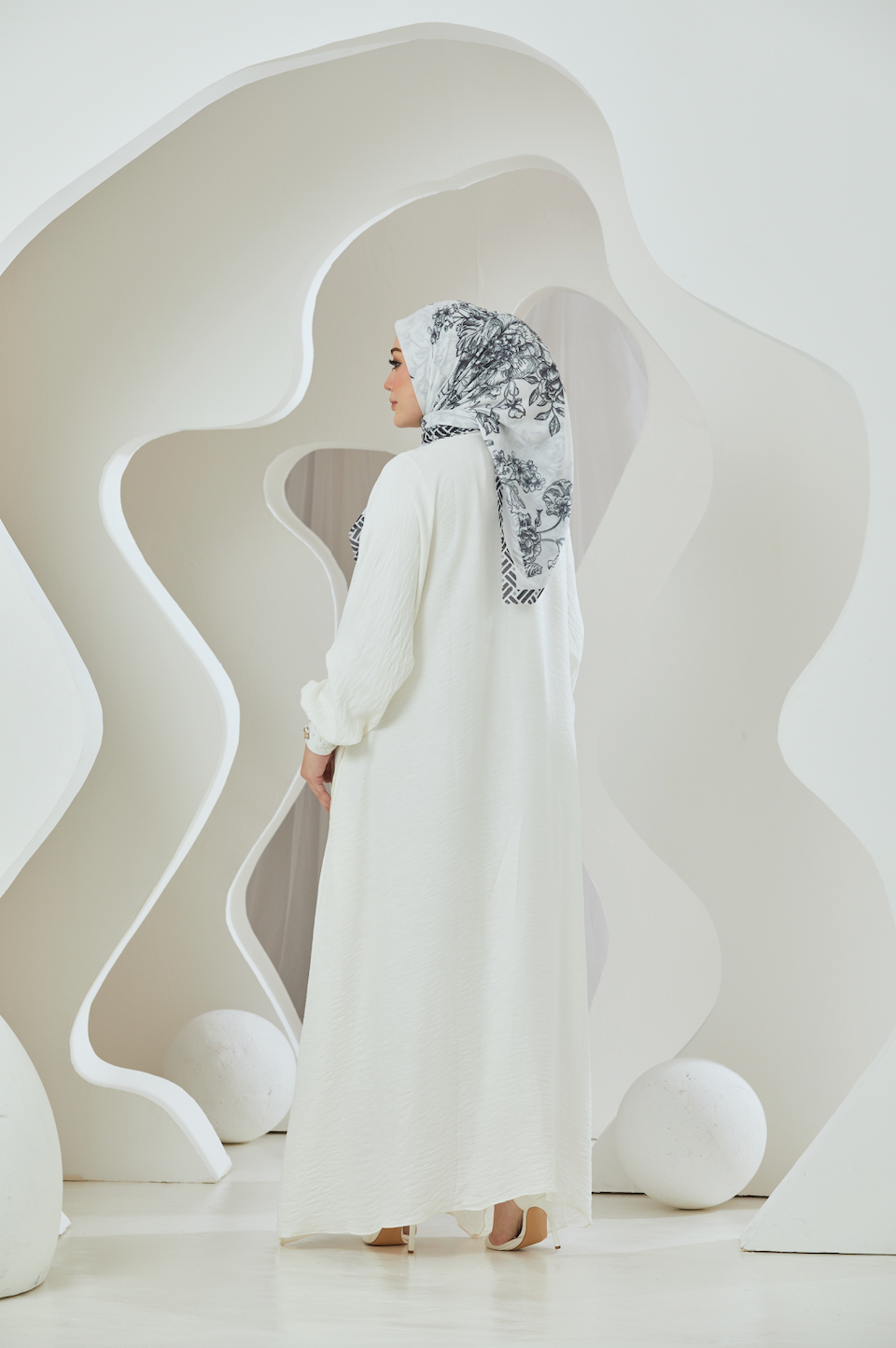 Bouquet Elegance Scarf in Cotton Voile - White